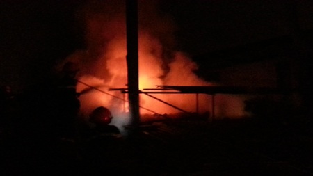 Đám cháy bùng phát dữ dội.