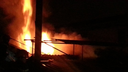 Đám cháy bùng phát dữ dội.