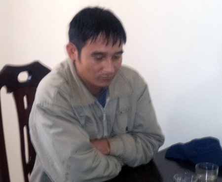 Tài xế xe tải 37C - 027.23 Phạm Xuân Đức tại cơ quan công an.