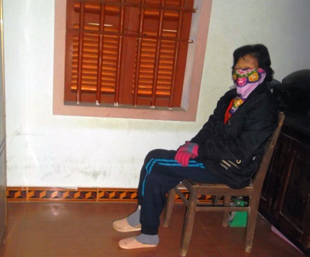 Xót thương người đàn bà "một mắt" - 3 Khuôn mặt bà Thanh biến dạng sau 2 lần mổ. Hàng ngày bà vẫn phải chống chọi những cơn đau hành hạ.