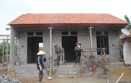 PV Dân trí tiếp tục trao 45 triệu đồng tới bà Lưu Thị Hương.