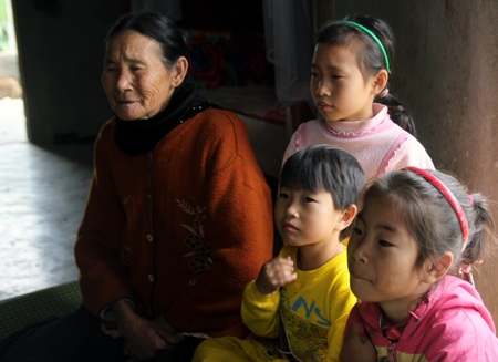 PV Dân trí trao gần 40 triệu đồng tới các cháu cháu bà Tràng.