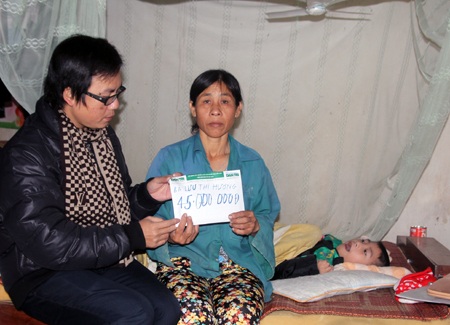 PV Dân trí tiếp tục trao 45 triệu đồng tới bà Lưu Thị Hương.