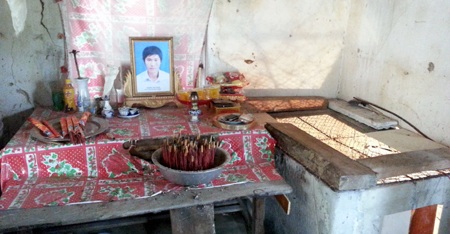 Chuồng nuôi trăn được xây sát bên bàn thờ con trai bà T.