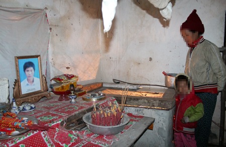 Bà T. bên chiếc chuồng nuôi con trăn được cho là vong hồn H. nhập vào.