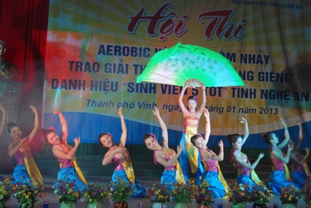 Tưng bừng Hội thi Aerobic.
