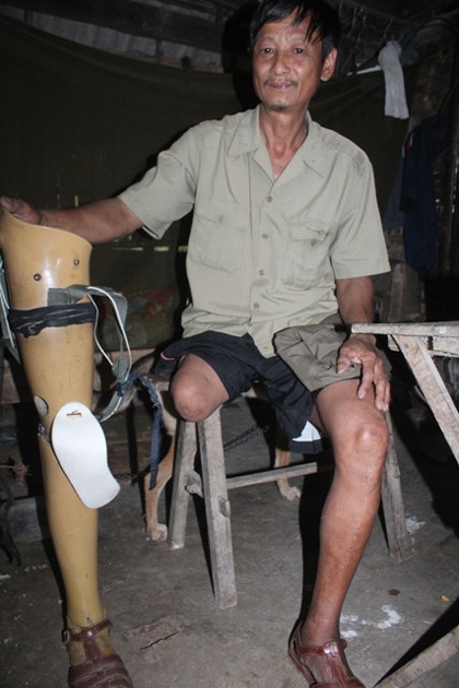 Người thương binh mang chân giả leo núi trồng rừng