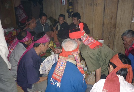 Các thầy mo đang làm lễ tạ ơn tổ tiên.