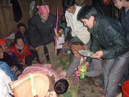 Các thầy mo đang làm lễ tạ ơn tổ tiên.