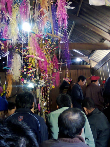 Bà con dân bản vui vẻ, chúc nhau cầu bình an cho một năm gặp nhiều may mắn bên cây Boọc mạy.