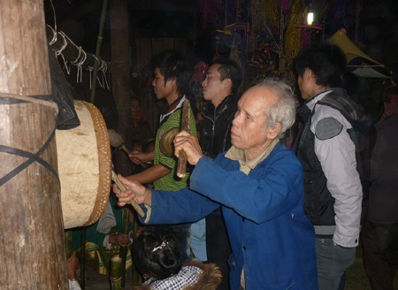 Cụ già trong bản đánh trống lễ hội.