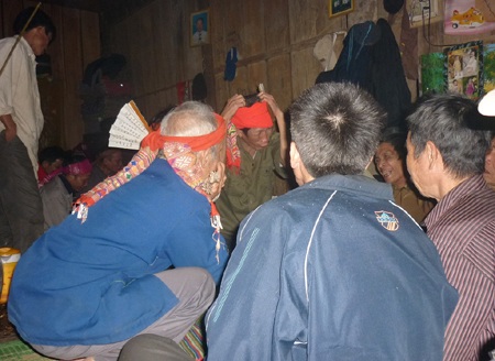 Các thầy mo làm thủ tục cúng, khấn cho bà con dân bản được yên lành.