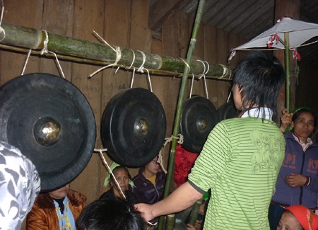 Đánh cồng chiêng.