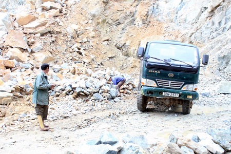 Hàng ngày ông Trực cần mẫn quản lý mỏ đá với hơn 30 công nhân thường xuyên làm việc.