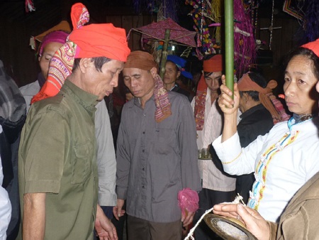 Các thầy mo đi xung quanh cây Boọc mạy.