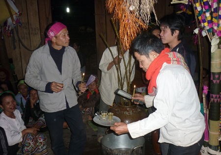 Diễn mời rượu chúc mừng mọi điều may mắn đến với bà con dân bản.