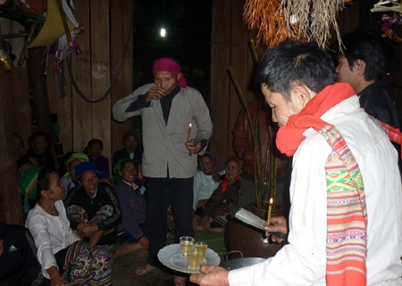 Các thầy mo diễn trong hội Xăng Khan cầu cho dân làng yên ấm, hòa thuận.