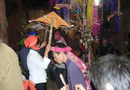 Các thầy mo diễn trong hội Xăng Khan cầu cho dân làng yên ấm, hòa thuận.