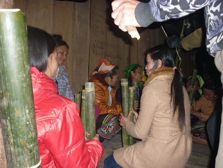 Phụ nữ dùng cây Bong Bu