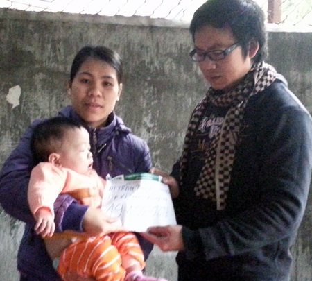 Gần 20 triệu đồng đến với cháu bé tim nằm bên phải - 1 PV Dân trí trao 19.450.000 đồng tới mẹ con chị Nhung.