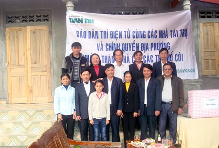 Cán bộ địa phương chụp ảnh lưu niệm cùng gia đình.