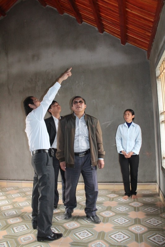 Sau lễ bàn giao mọi người vào tham quan trong ngôi nhà tình nghĩa của gia đình.