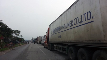 Hàng nghìn phương tiện ùn ứ trên quốc lộ 1A - 8 Những chiếc xe container quá khổ nằm chờ nước rút