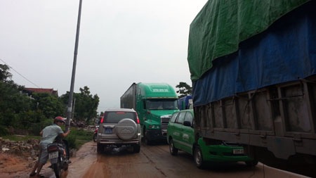 Hàng nghìn phương tiện ùn ứ trên quốc lộ 1A - 3 Giao thông hỗn loạn khi các phương tiện giành đường nhau đi.
