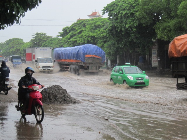 Quốc lộ 1A đoạn qua địa bàn Nghệ An ngập sau những cơn mưa lớn.