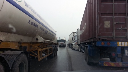 Hàng nghìn phương tiện ùn ứ trên quốc lộ 1A - 7 Những chiếc xe container quá khổ nằm chờ nước rút