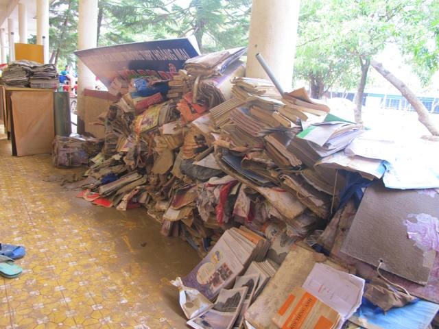 Tài liệu nhà trường hư hỏng.