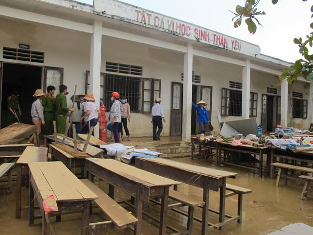 Hầu hết các trang thiết bị máy móc bàn ghế, tài liệu hồ sơ đều bị nước lũ làm hư hỏng nặng.