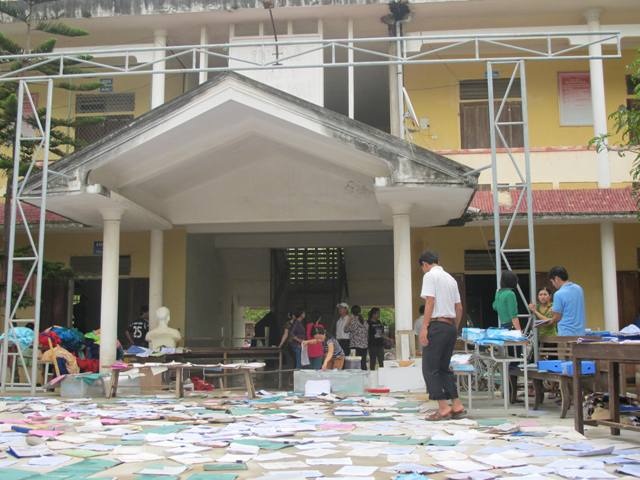 Phơi sách vở, tài liệu hư hỏng.