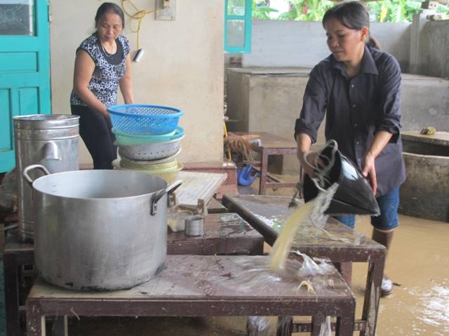 Trong các lớp học bàn ghế, đồ chơi, sách vở đều bị phủ một lớp bùn dày đặc.