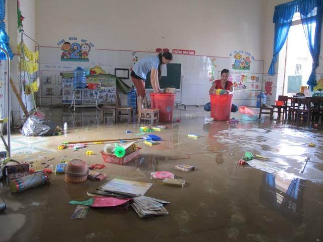 Trong các lớp học bàn ghế, đồ chơi, sách vở đều bị phủ một lớp bùn dày đặc.