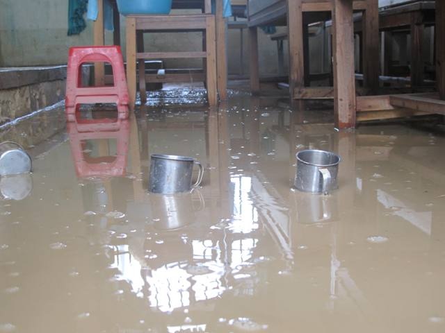 Trong các lớp học bàn ghế, đồ chơi, sách vở đều bị phủ một lớp bùn dày đặc.