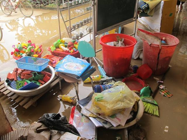 Trong các lớp học bàn ghế, đồ chơi, sách vở đều bị phủ một lớp bùn dày đặc.