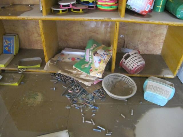Trong các lớp học bàn ghế, đồ chơi, sách vở đều bị phủ một lớp bùn dày đặc.