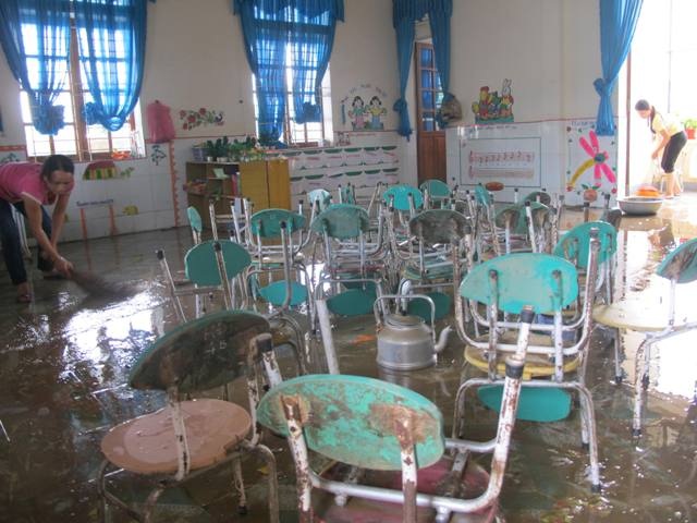 Trong các lớp học bàn ghế, đồ chơi, sách vở đều bị phủ một lớp bùn dày đặc.