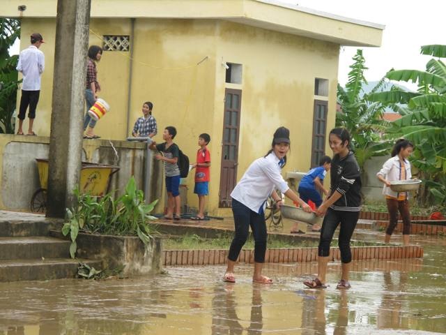 Thay vì dạy và học thầy trò chung tay gánh bùn, khôi phục hậu quả sau lũ