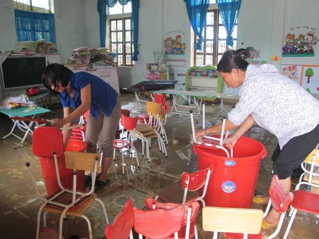 Thay vì dạy và học thầy trò chung tay gánh bùn, khôi phục hậu quả sau lũ