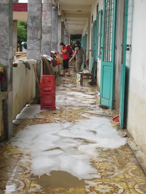 Hầu hết các trang thiết bị máy móc bàn ghế, tài liệu hồ sơ đều bị nước lũ làm hư hỏng nặng.