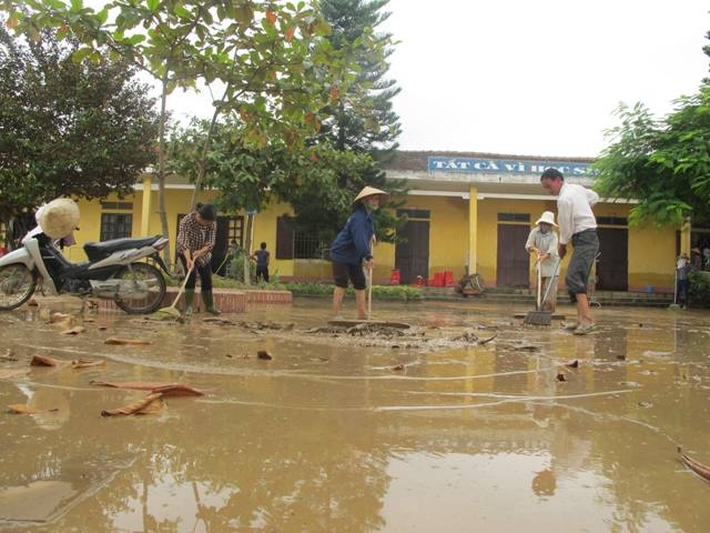 Thay vì dạy và học thầy trò chung tay gánh bùn, khôi phục hậu quả sau lũ
