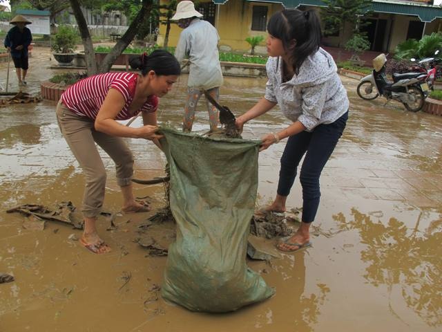 Thay vì dạy và học thầy trò chung tay gánh bùn, khôi phục hậu quả sau lũ