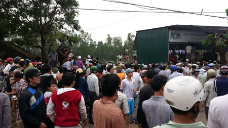 Hàng ngàn người dân theo dõi vụ trục vớt xe.