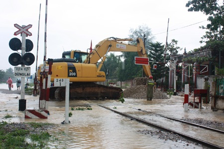 Đường sắt Bắc - Nam địa bàn TX Hoàng Mai bị nước nhấn chìm.