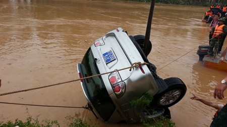 Chiếc xe được cẩu lên bờ.