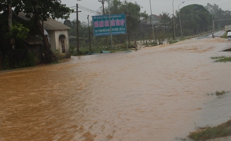 Quốc lộ 48 đoạn qua xã Nghĩa Thuận bị ngập chìm.