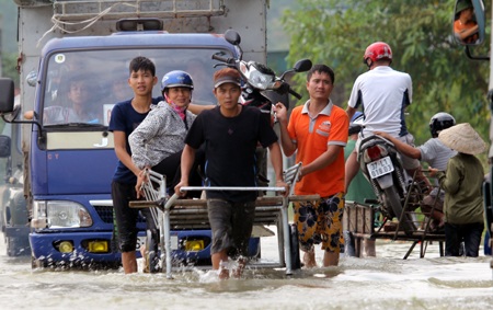 Công an huyện Quỳnh Lưu giúp dân kiểm tra xe chết máy