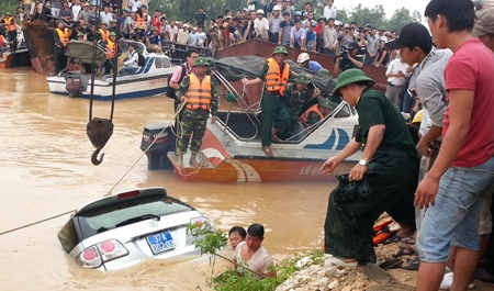 Chiếc xe được cẩu lên bờ.